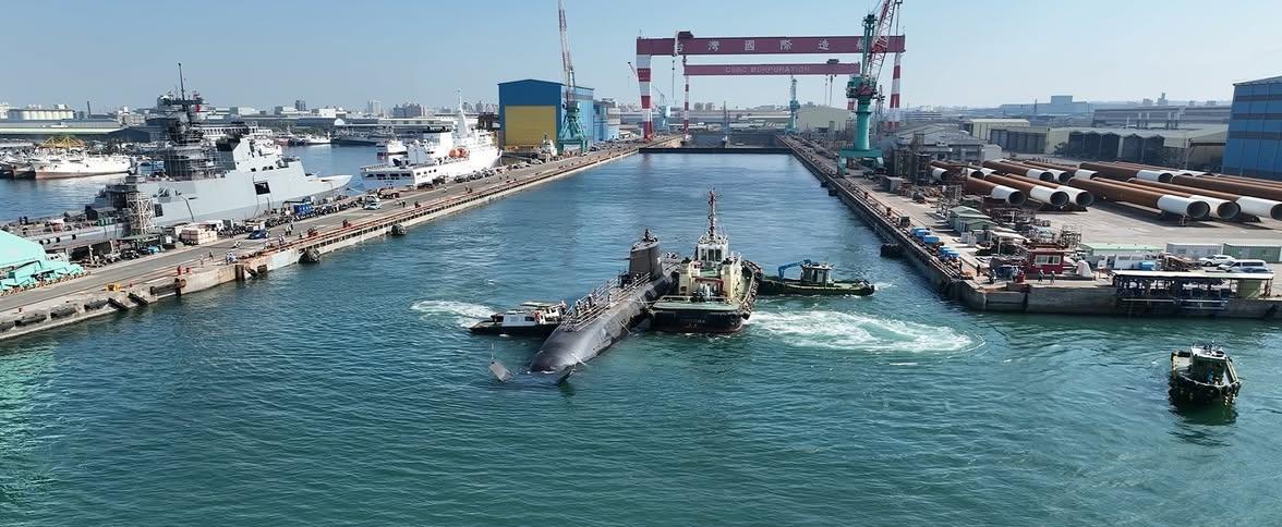 对岸自制的海鲲号潜艇已经在建造干坞内完成倾侧试验及准下潜试验等工项，并于2月28