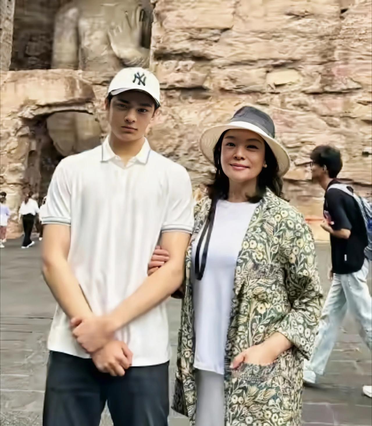 61岁的史可和儿子在山西大同旅游，史可这气质是越老越好呀！年轻时的史可个人感觉长