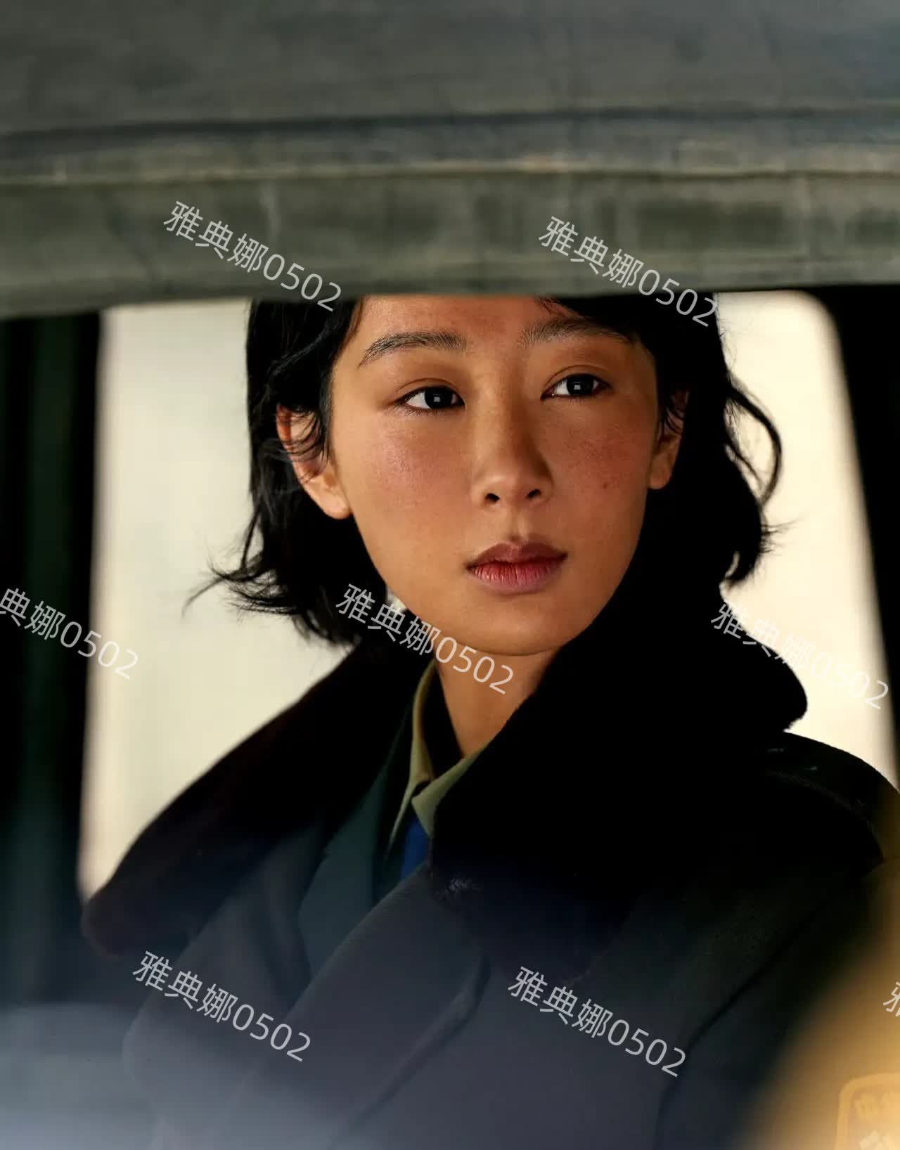 杨紫顶着一张整容脸演高原女警，完全没有说服力。
杨紫新剧真是拼了，在高原拍戏的