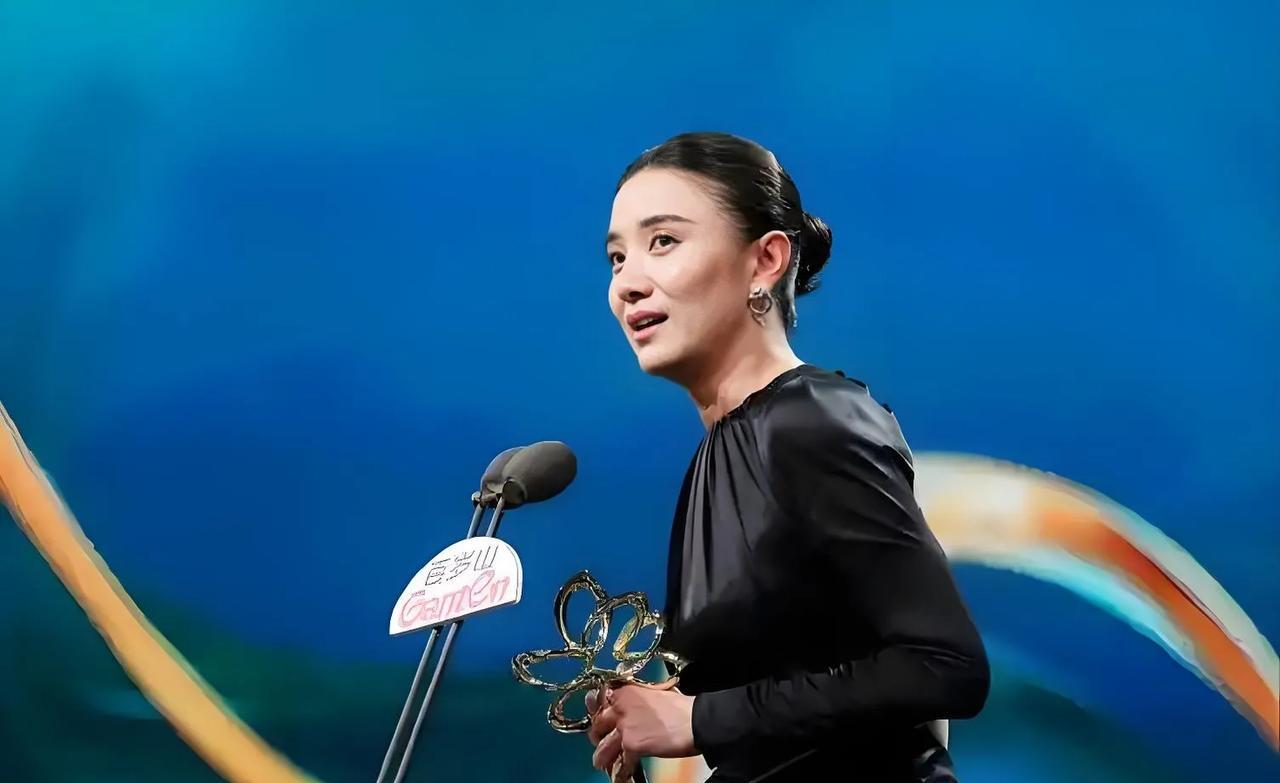 2025年7月11日，宋佳回应白玉兰奖获奖感言“出圈”称，感谢观众与时代机遇。她