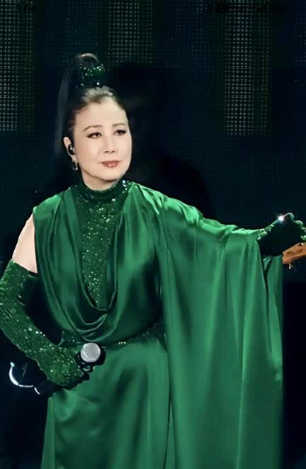 78岁老太汪明荃，开演唱会上瘾了，这不，上海刚开完，6月份要去广州开演唱会了，还