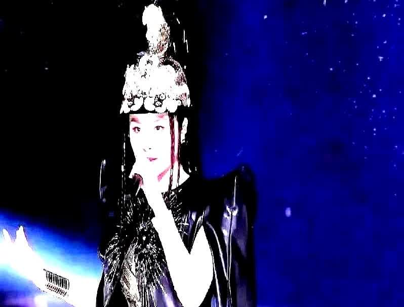 51岁的陈慧琳演唱会上穿三角裤开唱，咱也不知道，你究竟是要观众看你的性感呢，还是
