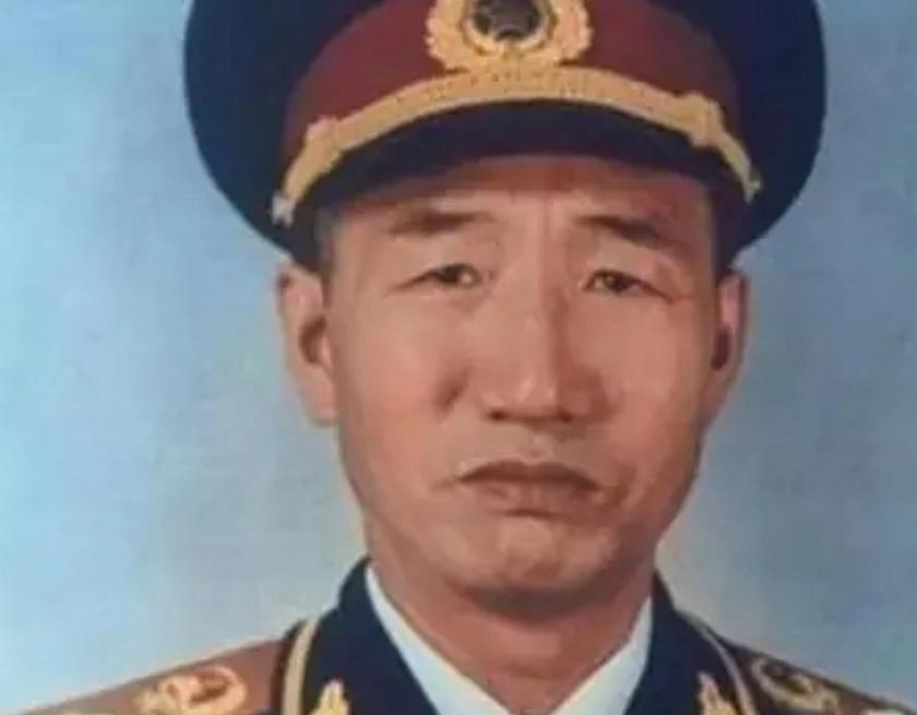 徐向前的儿子徐小岩带女朋友回家吃饭，为表欢迎，徐元帅亲自下厨做了满满一桌子菜。没