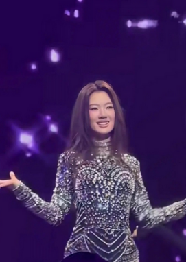 感觉单依纯完全变了一个人，谁懂啊，以前觉得很干净很好看，现在怎么。。。