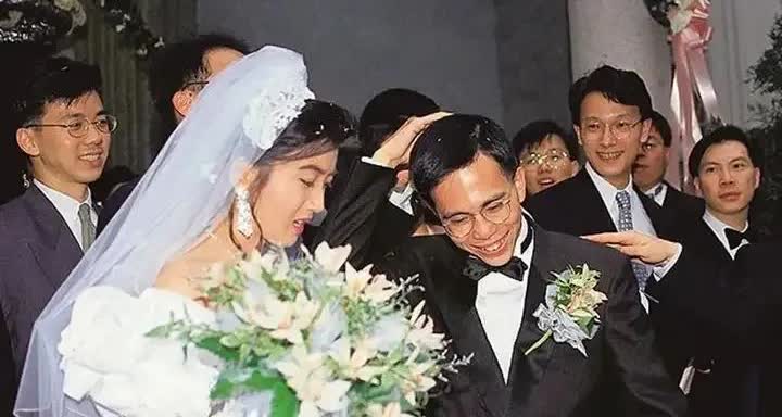 不查不知道，一查吓一跳！
香港豪门媳妇中，
唯一一个从灰姑娘逆袭为豪门贵妇的