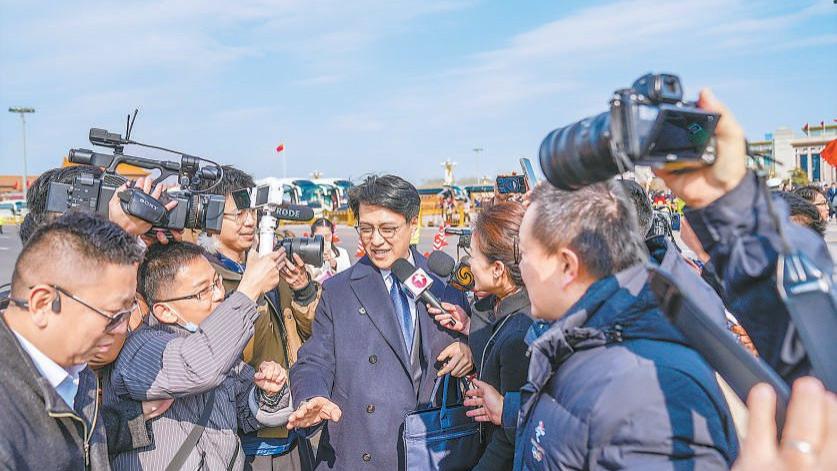 49岁靳东再破天花板，三重官方身份加身，改写内娱地位排序