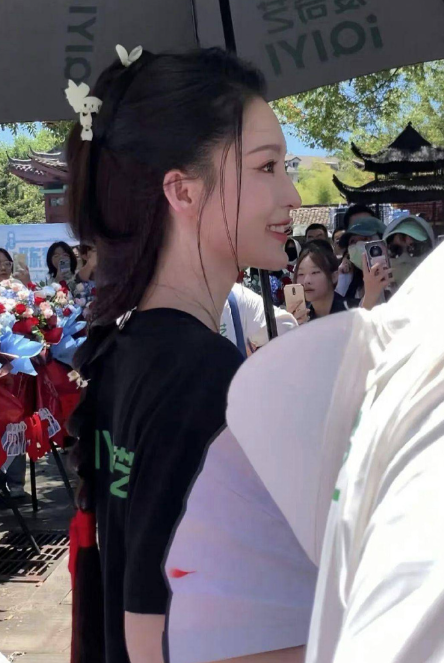 开机仪式好甜！ 陈哲远为李沁撑伞，几乎把伞全让给了她，自己却被晒到。两人同框氛围