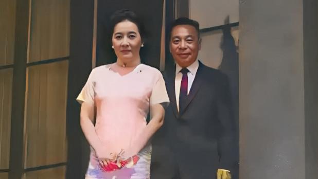 1967年蒋建丰侍立宋美龄身后，亲情与政治交织，个中滋味唯有二人自知。