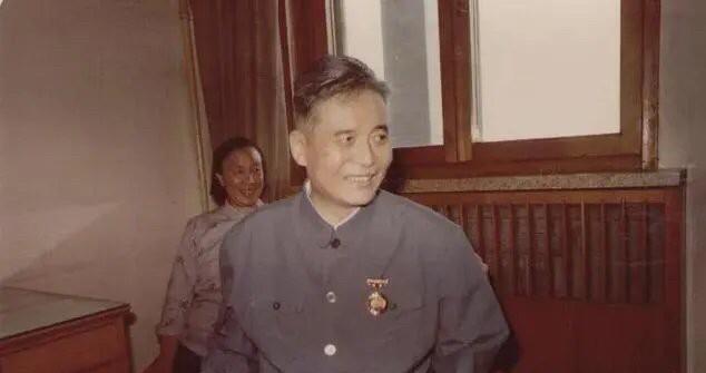他用生命最后的光，为中国点亮未来！1986年，北京某医院病房内，邓稼先强忍着病痛