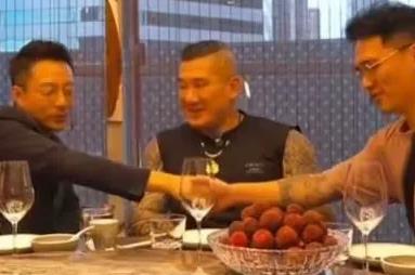 看了汪小菲和馆长直播
抖音这下尴尬了
主流媒体连发几条汪小菲，然而
抖音把汪小菲