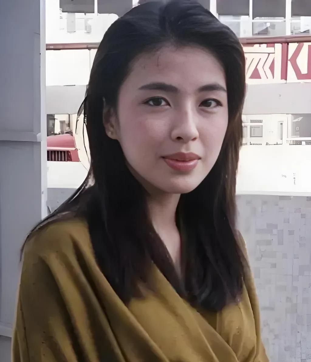 香港四大天王的老婆，看来看去，还是张学友老婆最漂亮，最有风情，有几分像王祖贤，又