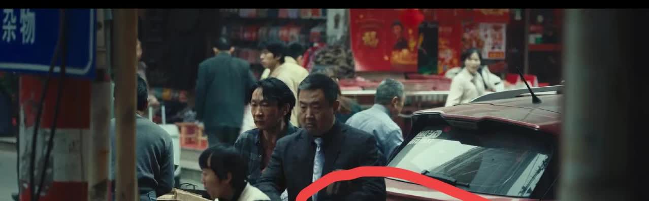 新上热片《黄雀》，说实话故事情节确实不错，整个故事背景发生在2004年的荔城。也