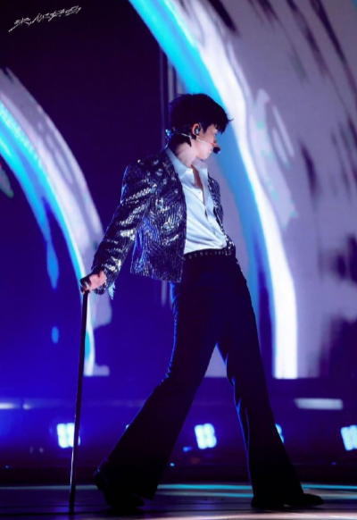 张杰未 live 现场的蹦迪时刻，手晃到举不稳都是幸福的模样 ​​​
