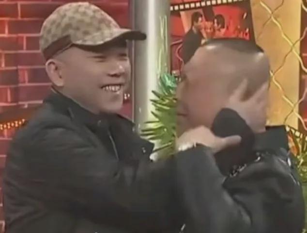 通过几组老照片可以发现，原来杨议是真的没有把郭德纲当回事

老照片里，杨议笑容满