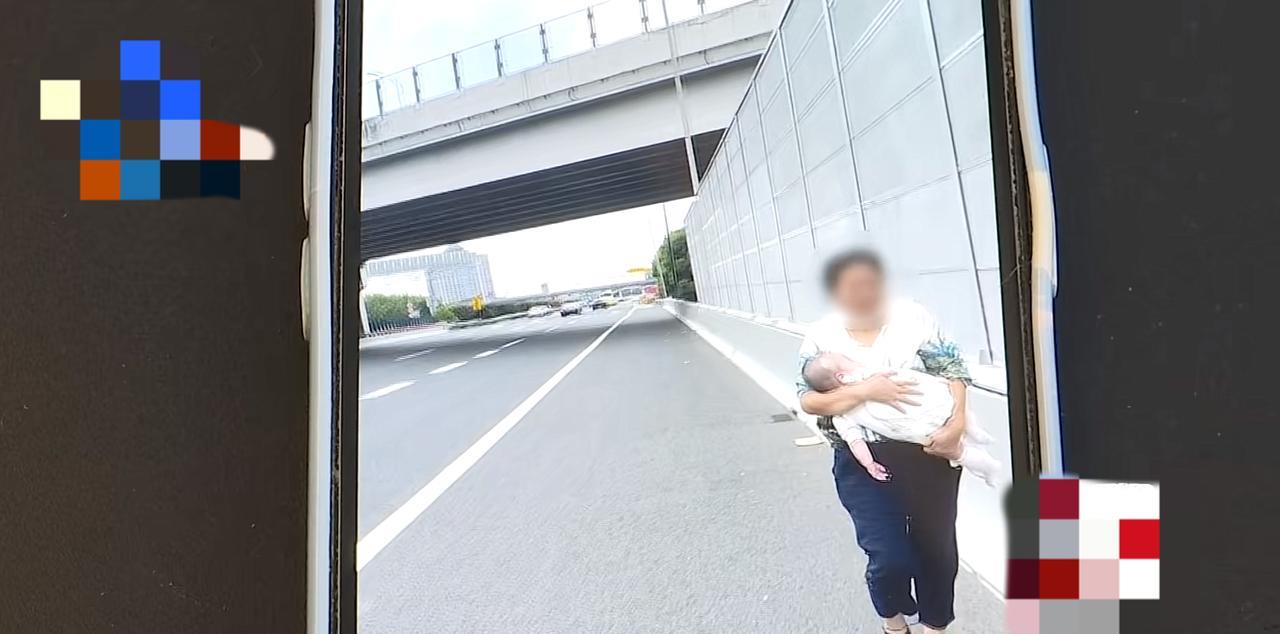 浙江杭州，一女子带着老人孩子从上海打顺风车回杭州，路上司机要求线下交易，女子觉得