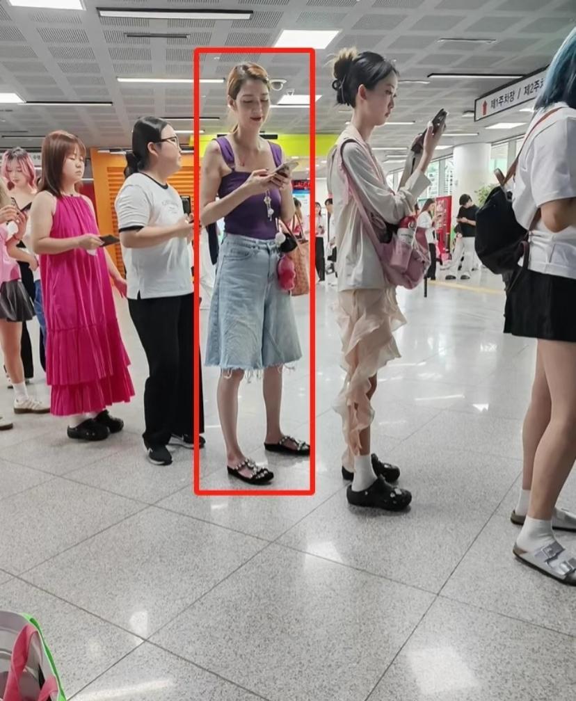 洪欣本人竟然长这样？
人这么瘦
脸这么小
普通人中一眼认出
而且快50了吧
还能