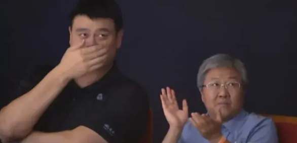 四处奔波！姚明从不缺席重要校园篮球比赛！

已经卸任篮协主席的姚明并没有“无官一