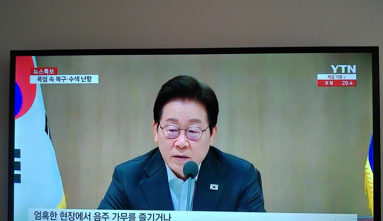 李在明总统驳回韩国广播通讯委员会委员长李真淑的休假申请，称其不懂事。
在本月1