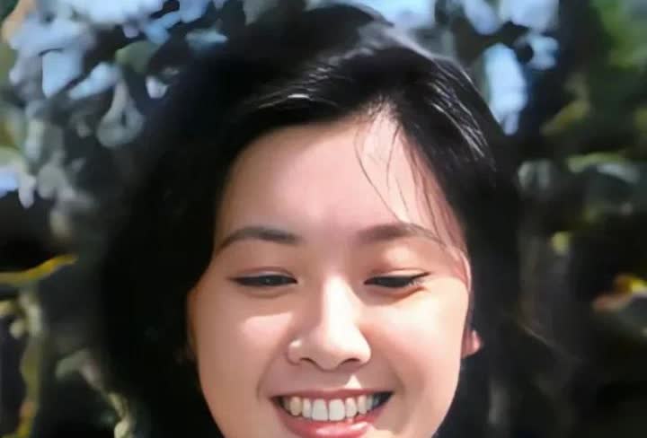 1983年，朱琳在拍摄《远离人群的地方》时一张留影，她在西游记中塑造的女儿国国王