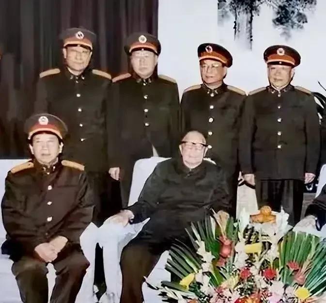这是一九八九年十二月二十九日，解放军三总部部分领导前来聂荣臻元帅寓所，为他九十岁
