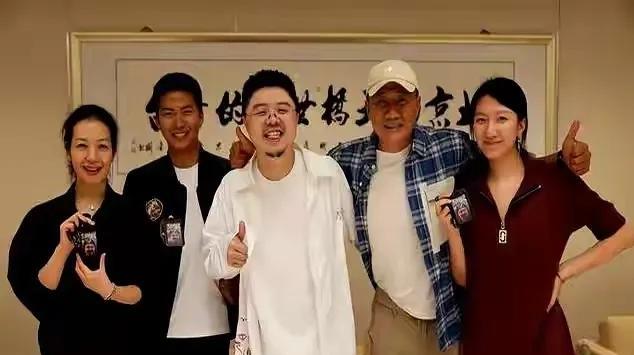 胡军儿女身高出众 全家高颜值好A
