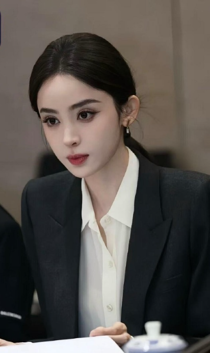 不是姐...这可是央视新闻啊！娜扎的脸还是太权威！ ​​​