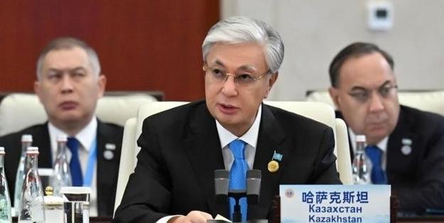 哈萨克斯坦每次跟中国谈合作，嘴上说的是“互利共赢”，其实心里最怕的，就是被边缘化