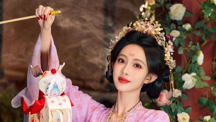 “国民女神”孟子义！额间花钿手捧玉兔，这才是东方古典美天花板