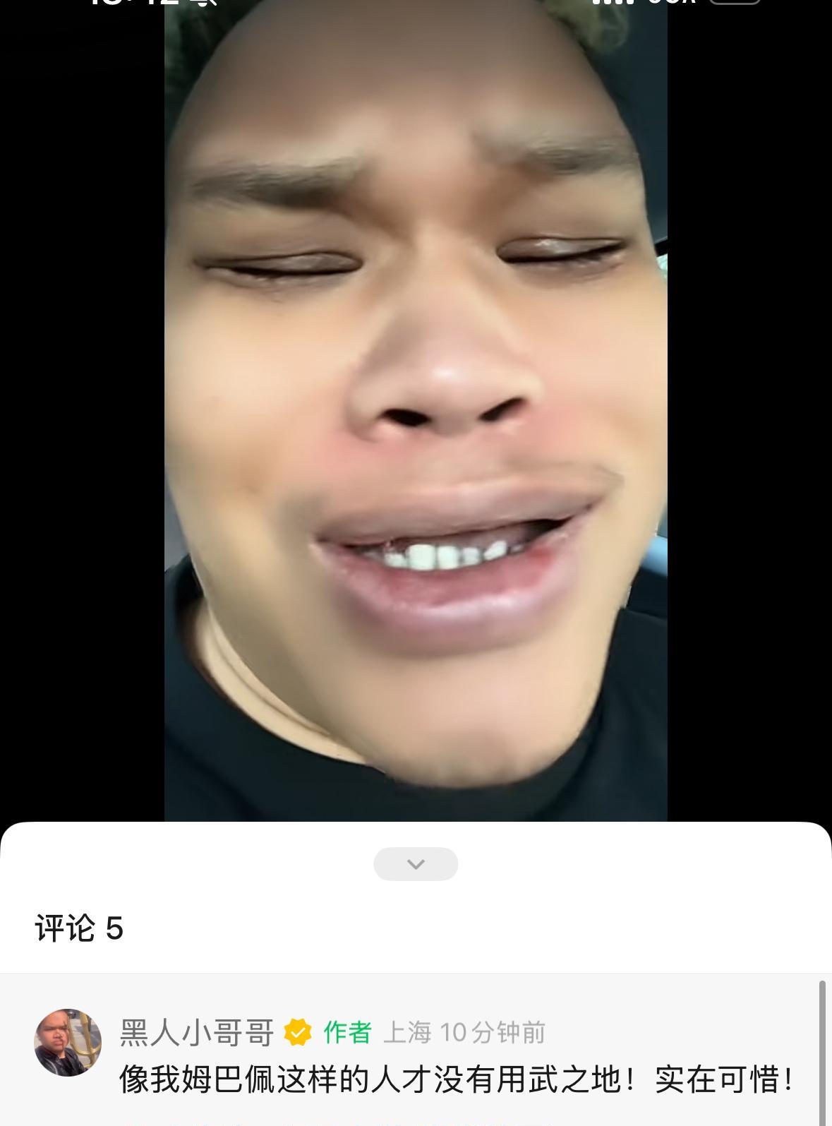 上海申花知名球迷姆巴佩今天特意到复旦大学邯郸路校区转了一转。他感叹自己曾经也是把