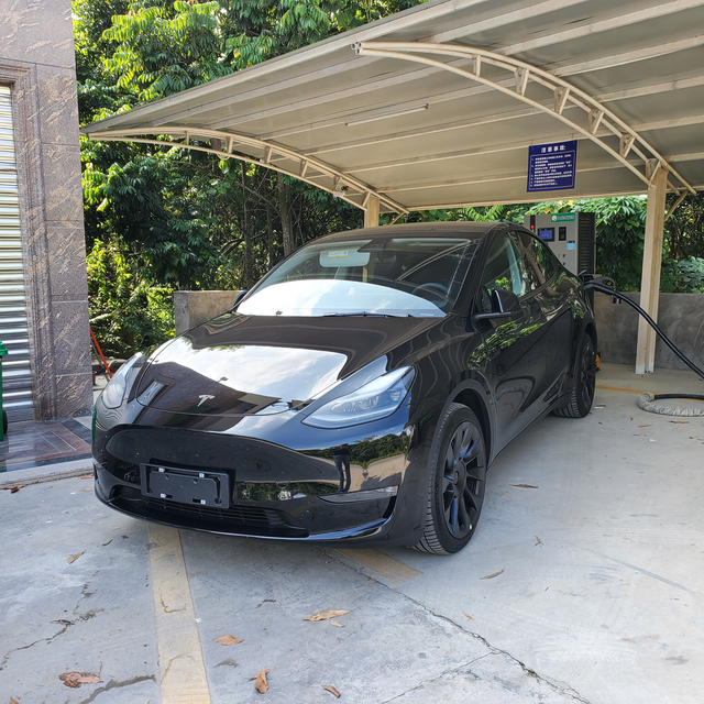 记录modelY第一口奶
因为自家加盟了一个充电站，三个双枪充电桩最高功率120