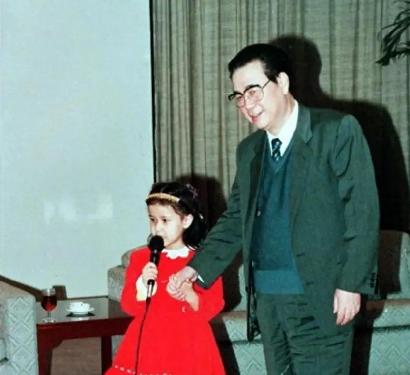 1993年，李鹏总理和夫人朱琳在北京家中举办家庭聚会。和外孙女兰兰一同唱卡拉OK