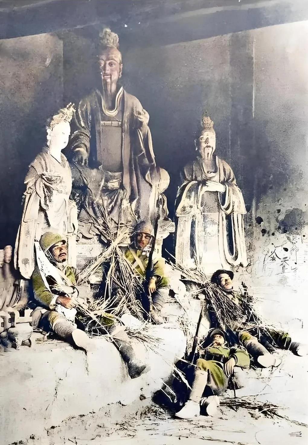 1938年，抗日战争时期，山西垣曲地区，四名日本士兵扫荡后肆无忌惮地在一座神庙里