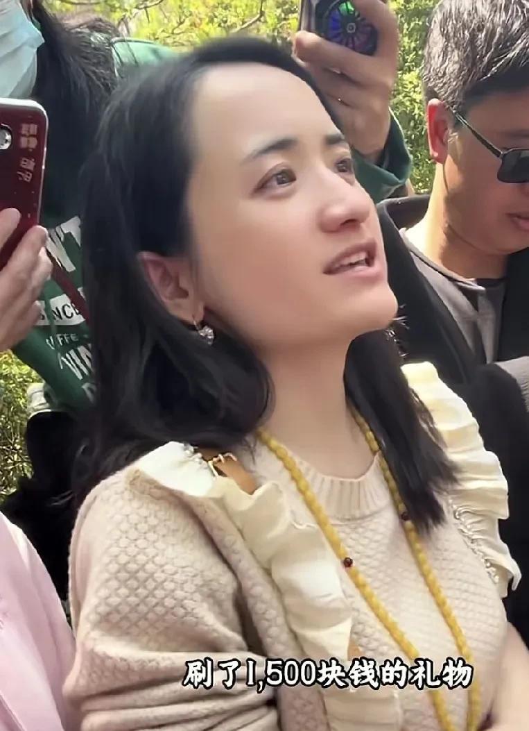 大龄网红剩女雅典娜讲述她遭遇杀猪盘的全过程。
男人身高一米五九，离异带娃，长的也