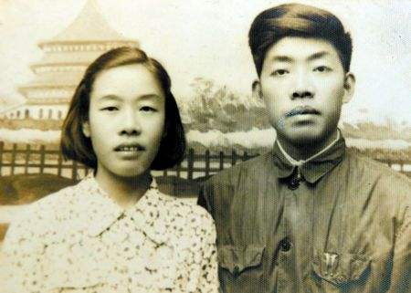 1949年，渣滓洞大屠杀中，盛国玉在枪响前倒地装死，不久，特务进来补枪，还用枪托