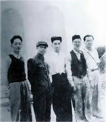 毛岸英的照片本就不多，这又是一张难得的生前照片。这是他于1948年5月去河南参加