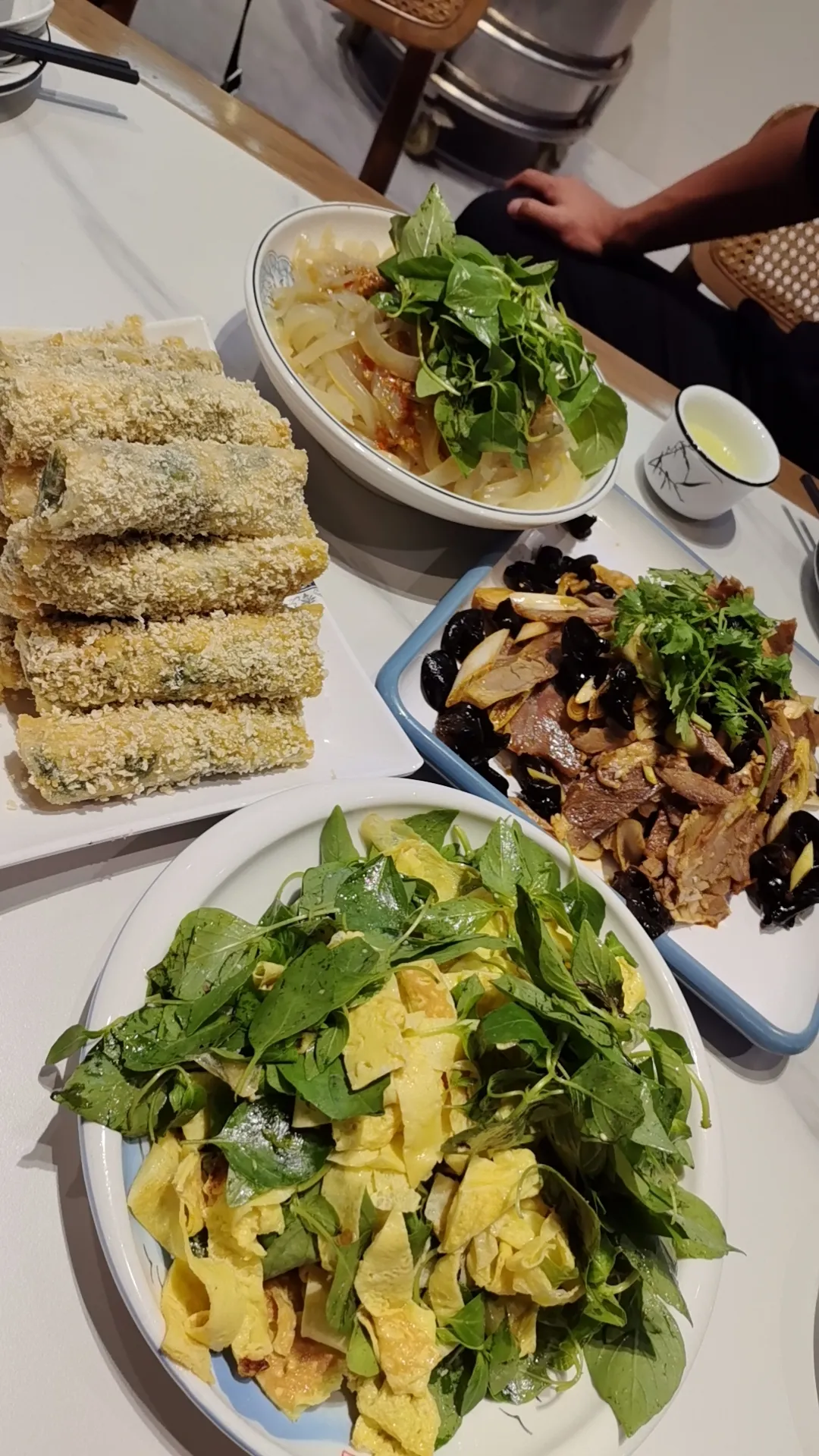 河南的朋友们看过来
今天中午受朋友邀请去吃饭
他是河南人，非常热情的招待我们
吃