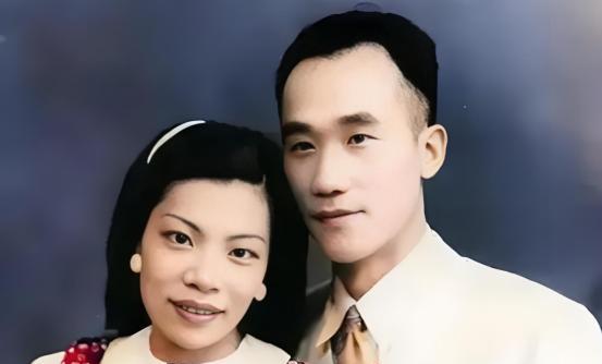 1950年，随着一夫一妻制的颁布，侯宝林召开家庭会议 ，看着泪流满面的三个老婆，