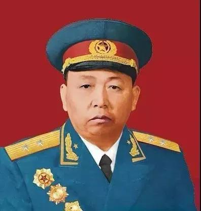 1935年，长征路上，詹才芳看到有一个病号被抛弃，他于心不忍，说：“这么年轻，带