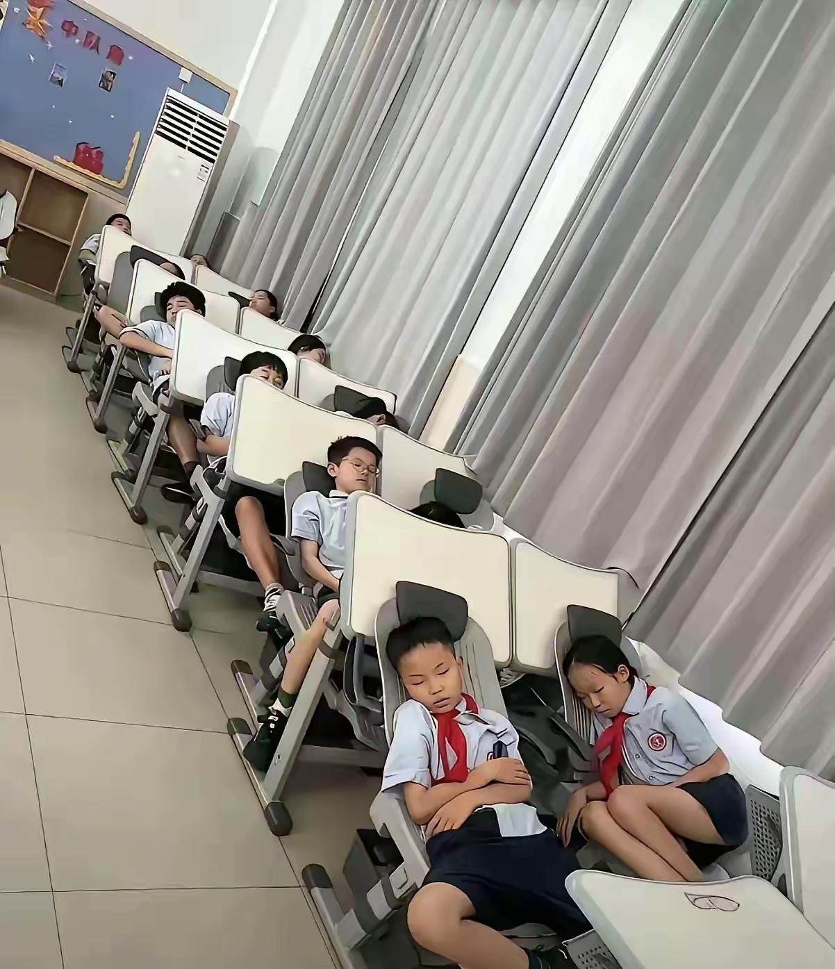 我问我孙女，你们的课桌是这样的吗？中午能躺着休息吗？
我孙女说，奶奶，我们班有4