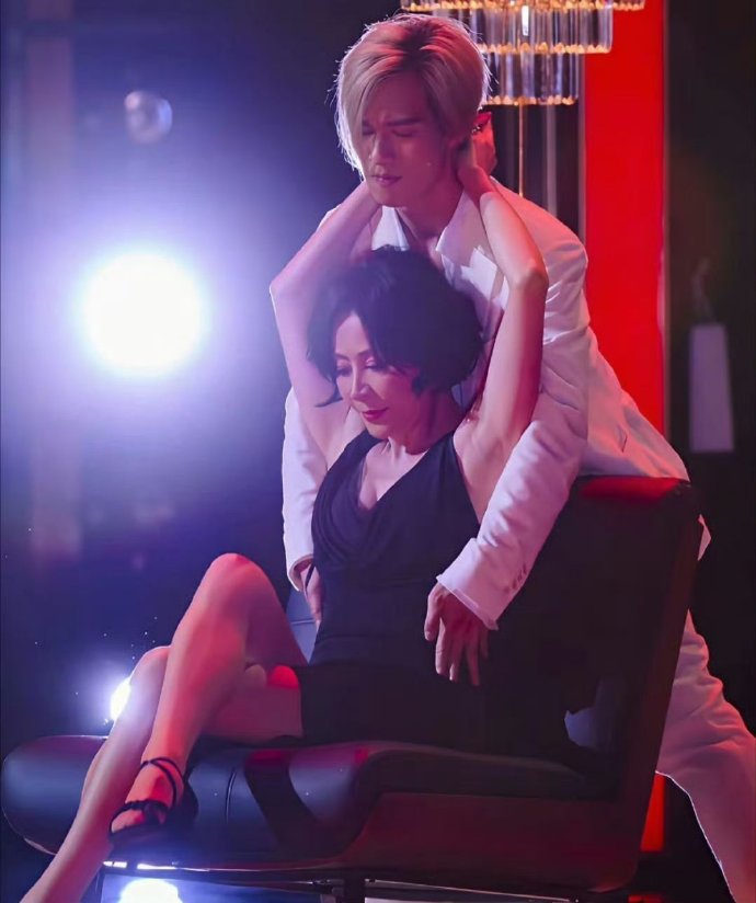 60岁的刘嘉玲太放的开，主演的舞台剧尺度好大，这状态绝了 ​​​