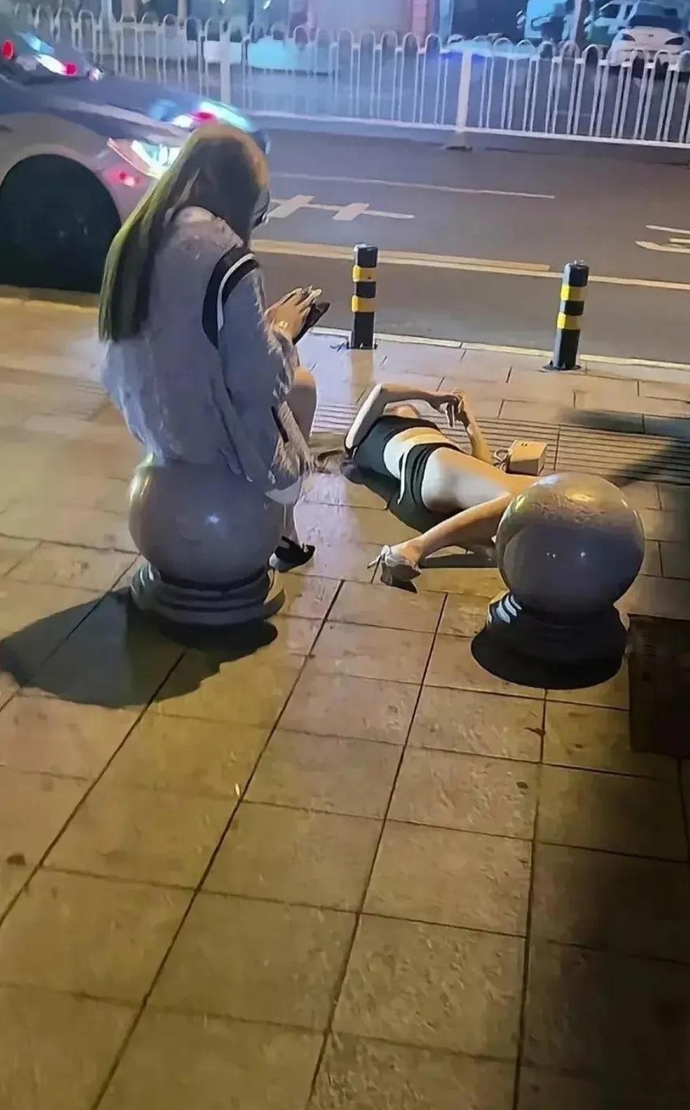 夜色里的人真的是形形色色! 昨晚加班回到家，看到这两个女孩，都喝了不少酒，一个已
