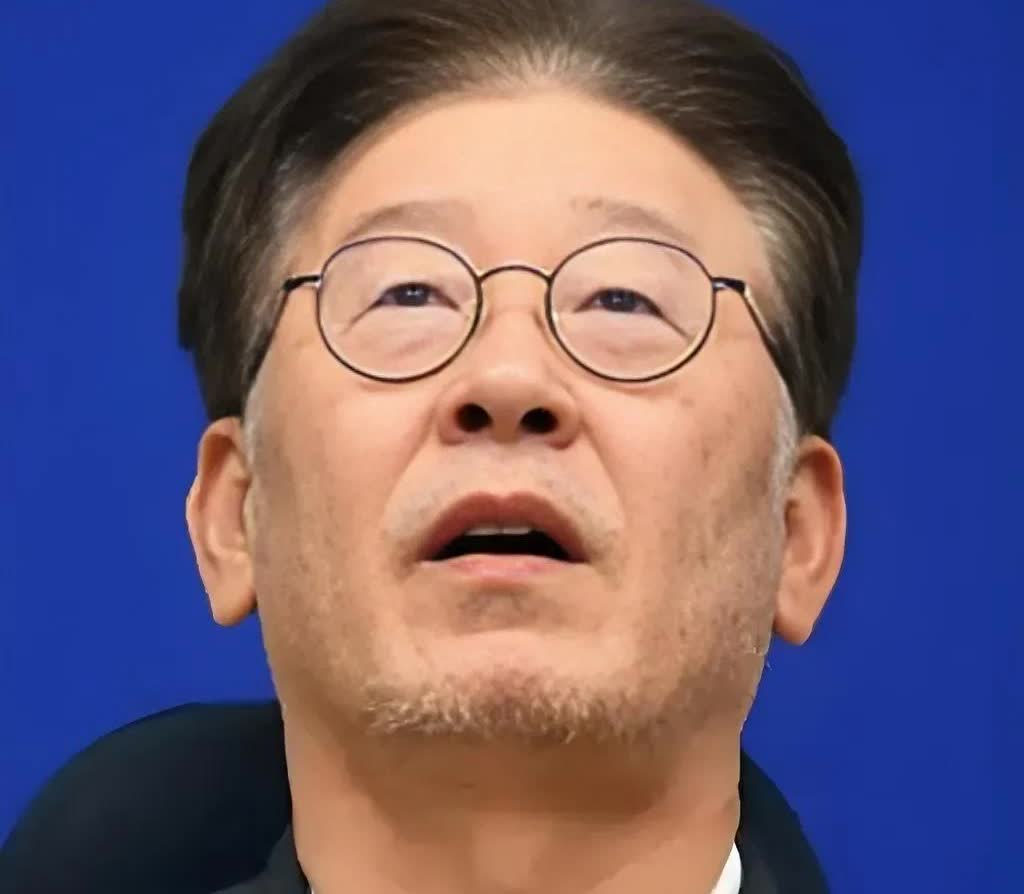 李在明想走出一条不一样的路，只能求和平，求生存。不存在什么摇尾乞怜。为国家大事卑
