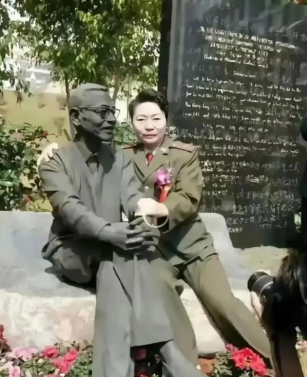 1997年，陈景润的夫人由昆静静坐在丈夫的雕塑旁，将自己和雕塑一同定格在镜头中。