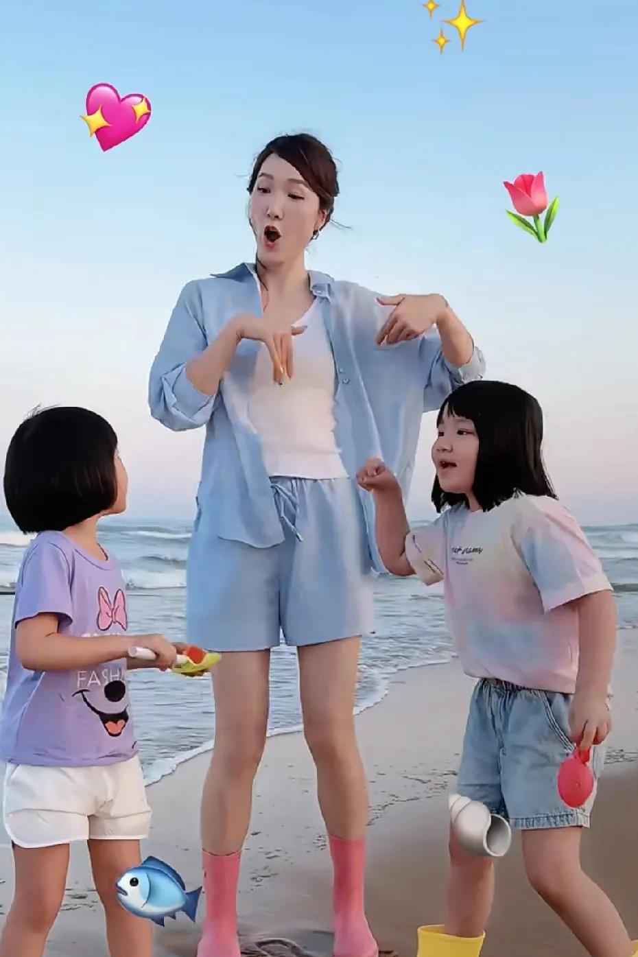 李亚男和两女儿海滩欢乐跳舞， 姐姐不仅外观像老爸，性格也像，活泼可爱，不过小的更