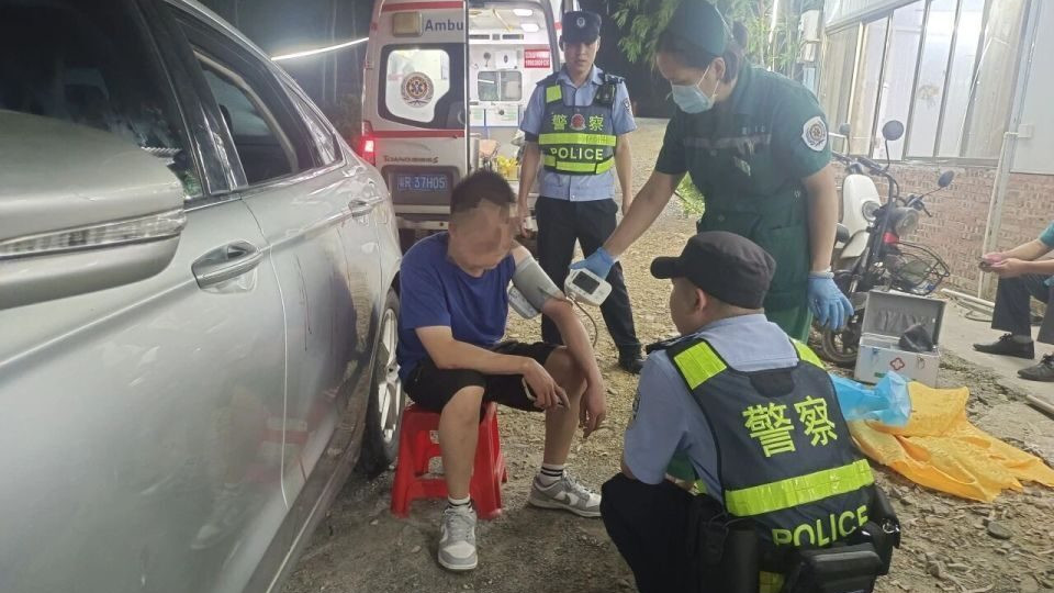 惊险！司机晕厥被困车内，清新警员果断破窗救人！