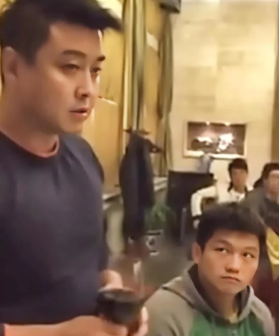 十年前的2014
王皓宣布退役
樊振东严肃而不解的看着他。
十年后，27岁