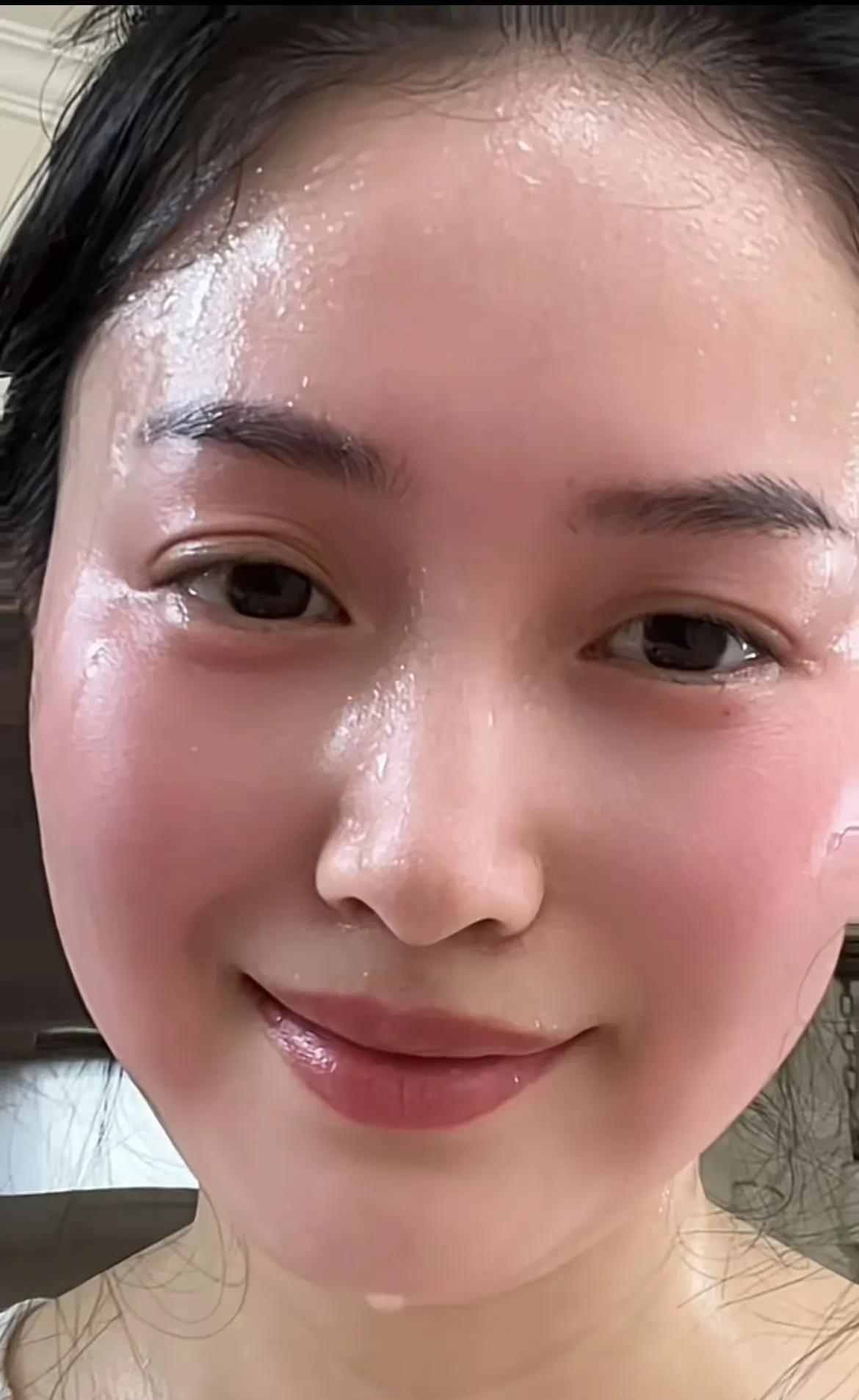 不化妆的素颜，运动后更显清爽自在。没有了化妆品的遮盖，皮肤状态特别好。这样真实的