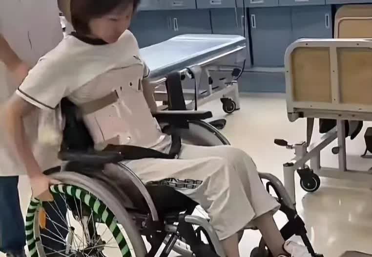 男友违反交通规定出车祸，导致女子截瘫，为了稳住女子，男子一家承诺照顾女子一辈子，