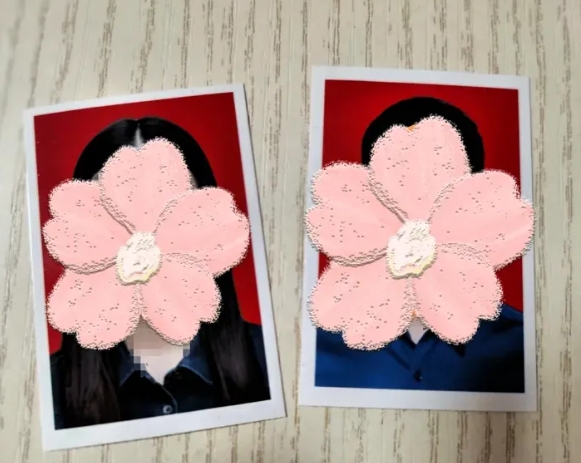 20年前村里漂亮的女人和一个老男人跑了，当时的女人20多岁，正值青春年华。她儿子