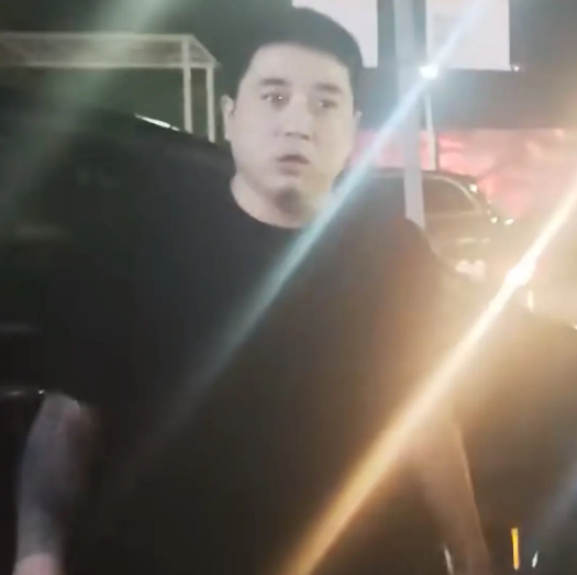 8月6日，易烊千玺的车与人发生碰撞！
经纪人胖虎态度蛮横，让保镖拦着当事人想私了